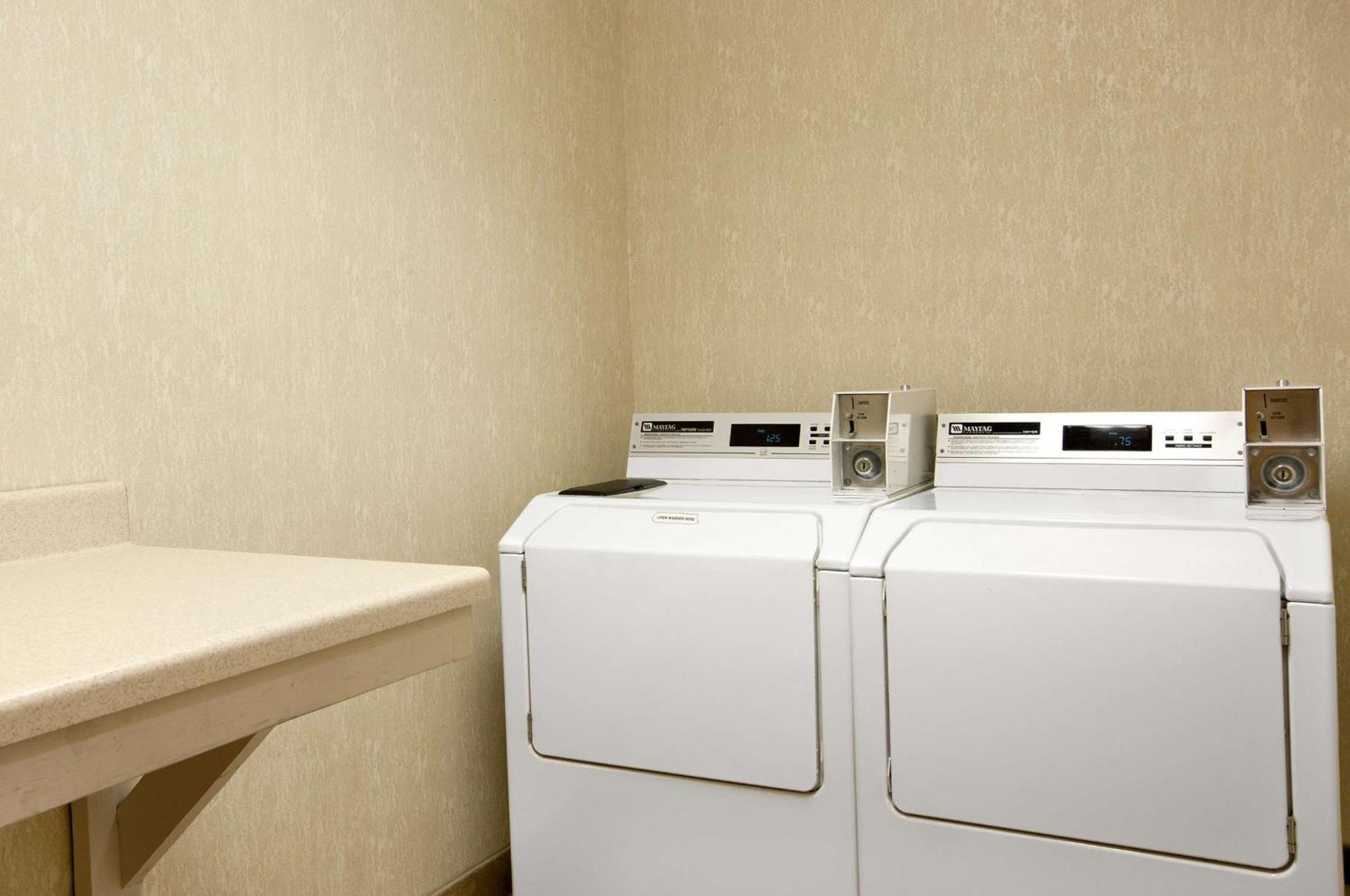 Hampton Inn Слайдел Екстериор снимка